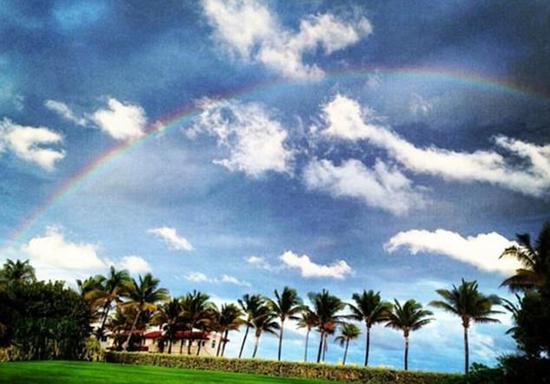 特朗普位于棕榈滩的海湖庄园，彩虹悬在空中。