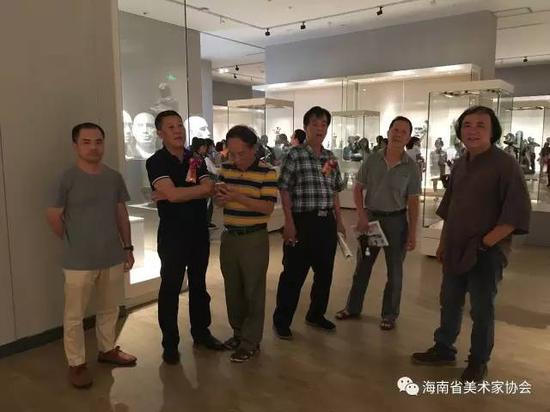 展厅内,海南省美术家协会名誉主席邓子芳,中国美协理事、省美协主席陈茂叶,省文联副主席、省美协副主席兼秘书长阮江华等在林毓豪雕塑前观摩研讨