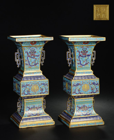 清乾隆 铜胎掐丝珐琅双龙捧寿夔耳方觚(一对) H:32cm