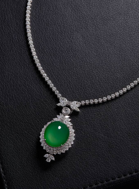 天然满绿翡翠蛋面配钻石吊坠项链   JADEITE AND DIAMOND PENDANT NECKLACE翡翠尺寸约24×21.5×8mm