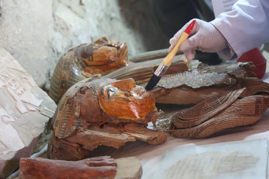 埃及古城卢克索，考古人员清理乌塞尔哈特墓出土的文物。新华社发（艾哈迈德·戈马摄）