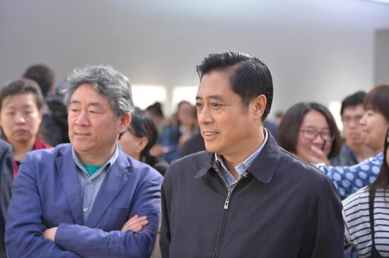 本次展览策展人谭平与文化部副部长董伟观展