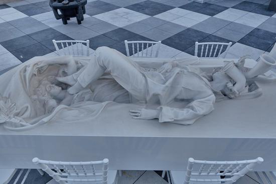位于大都会博物馆屋顶花园的Adrián Villar Rojas作品《The Theater of Disappearance》展览现场。图片:来自J?rg Baumann,致谢艺术家、Marian Goodman画廊、以及来自墨西哥城的Kurimanzutto画廊
