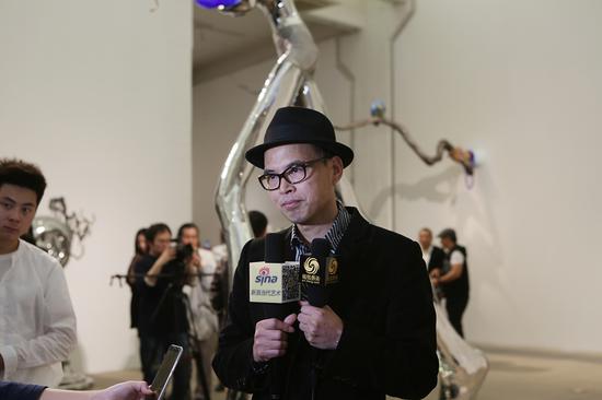 艺术家陈文令现场接受媒体采访