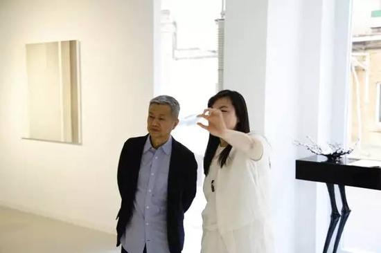 陈文骥老师和学生孔令昕在展览现场交流