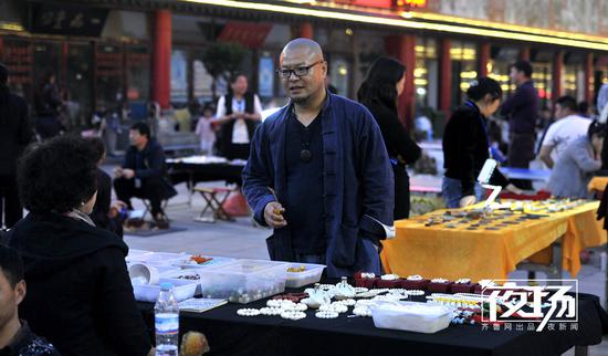 摊位虽多，但每一个“老板”都是买卖行家，不仅能说会道，对文玩都能讲的头头是道。不仅有本地的商贩，也有很多来自外地的商贩。（齐鲁网记者 白少光 摄 通讯员 辛田）