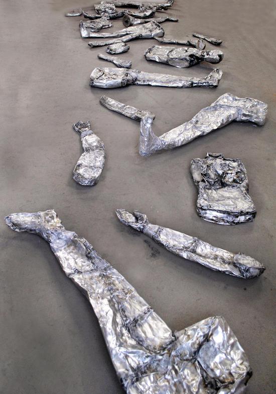 席华《皮囊·碎片》，装置雕塑，铝板焊接等，600x160x30cm，尺寸可变，2014年