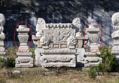 画圈处为北京明十三陵思陵石五供的一对烛台。图 FOTOE