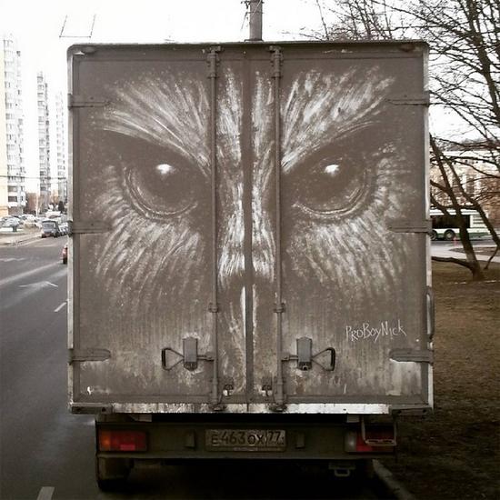 货车背后的猫头鹰
