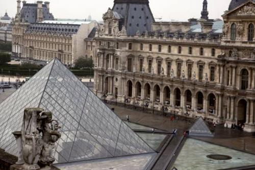 卢浮宫前的玻璃金字塔。