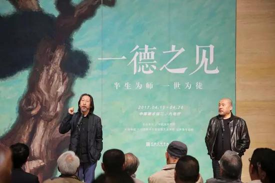 中国当代艺术家王广义（左），中国美术学院新媒体系系主任教授张培力（右）