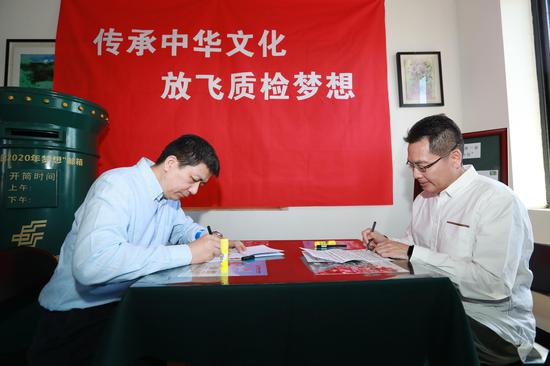 圖:支部書記在給各自黨支部的未來信上簽名