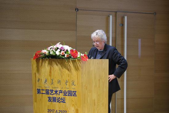 哥伦比亚大学教育学院艺术与艺术教育系主任茱迪斯·伯顿发言