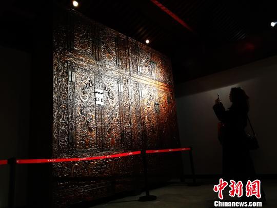 图为古典家具。 张添福 摄