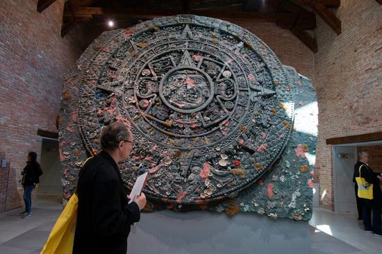 赫斯特的《Calendar Stone》。图片：Miguel Medina AFP Getty Images