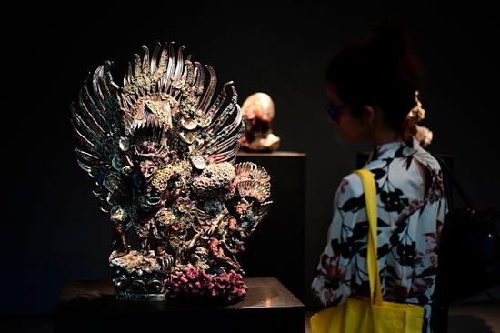 一位女性正在观看名为《Two Garudas》的作品。图片:Miguel Medina AFP Getty Images