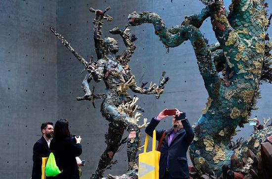 展场中一件名为《Hydra and Kali》的雕塑引人注目。图片:Miguel Medina AFP Getty Images