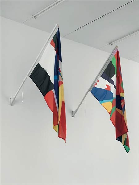 　　詹姆斯 · 布赖德，《Ex公民的旗帜》（局部），2015年，数码打印旗帜、绳、钮扣，共五面，每面91 x 152厘米