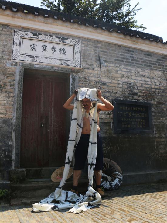 艺术批评家：闻松   作品《辙》地点：由渼陂古街土地革命战争时期标语起至“2.7会议”旧址