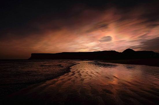 2016年2月2日，英格兰索特伯恩（Saltburn）海边悬崖上升起的珠母云