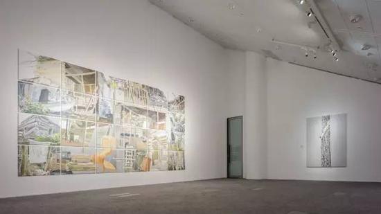 奥地利艺术家阿洛伊斯 · 莫斯巴赫展厅  《大宅》(图左)