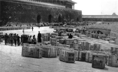 1933年2月，故宫博物院的文物装箱待运