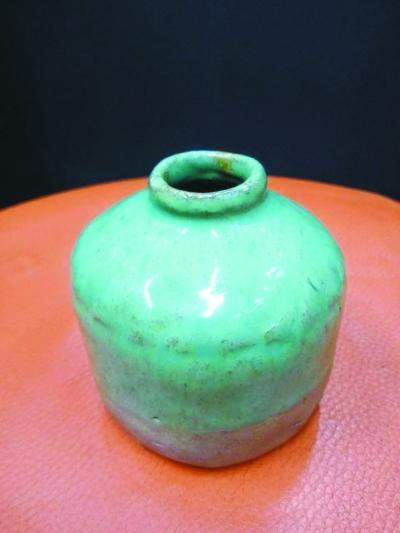 清代白砂豆青水盂