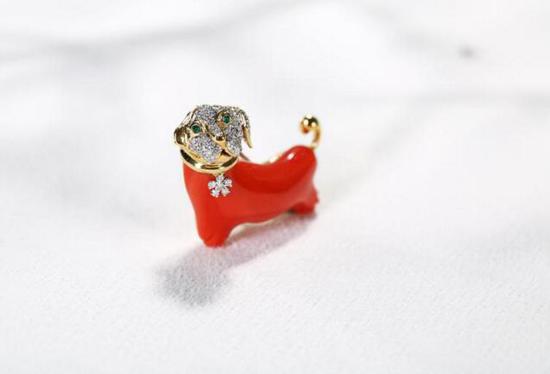 珊瑚小狗胸针