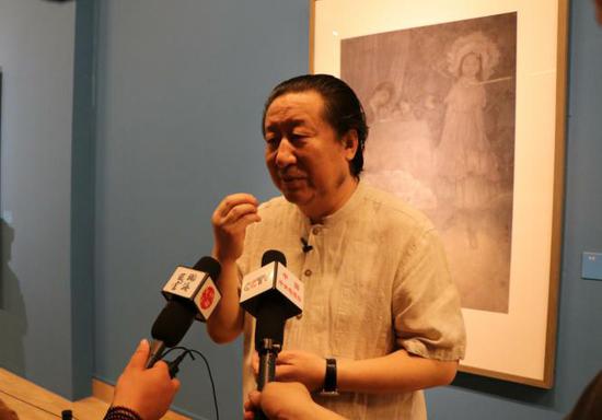 中国国家画院院长杨晓阳在崔进展览现场接受采访