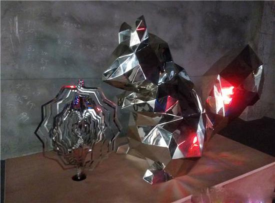 孟瑾&方二 《隐藏的深度》 不锈钢、分色片、LED、传感器 180x160x80cm