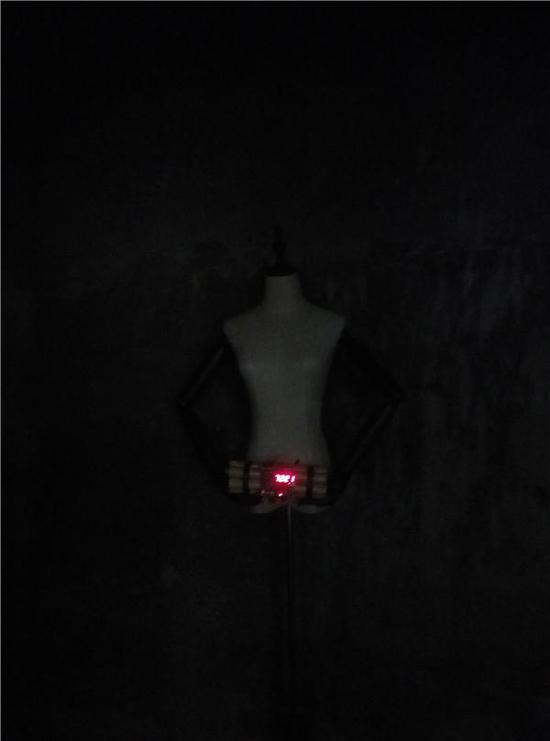 黄家琦 《展览中的定时炸弹一定是假的》 人形模特、炸弹模型 非固定尺寸