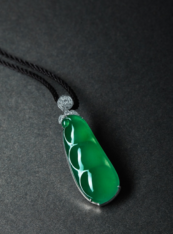 天然翡翠‘豆荚’配钻石吊坠JADETIE‘BEAD’AND DIAMOND PENDANT