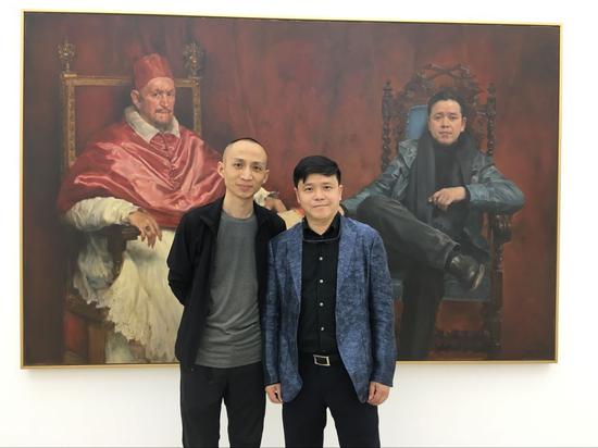 庞茂琨（右）与新浪当代艺术频道执行主编张长收（左）合影