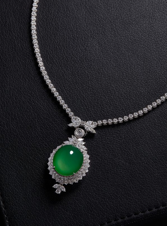 天然满绿翡翠蛋面配钻石吊坠项链

　　JADEITE AND DIAMOND PENDANT NECKLACE