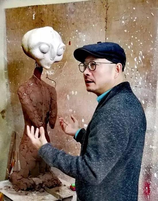 艺术家傅榆翔与大型系列作品“移民的外星人”(Migrant Aliens)装置雕塑泥稿