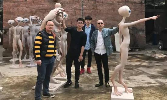 　　艺术家傅榆翔(右四)2017年3月27日在重庆与工作团队人员在完成的雕塑作品前合影：左起 张传波、高满君、傅余方舟