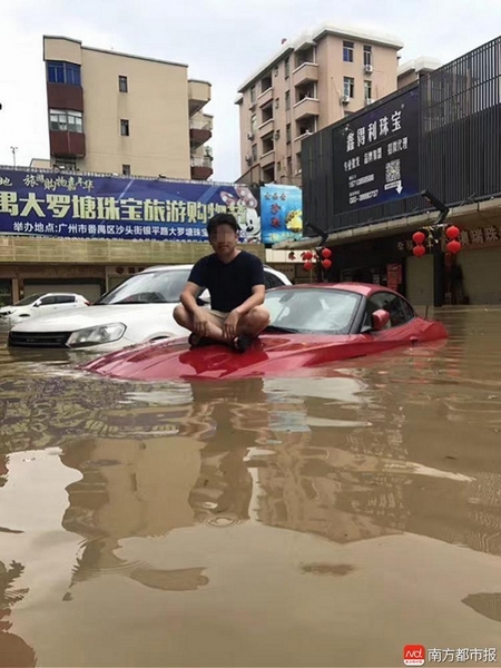 昨天下午，被水淹没的街道