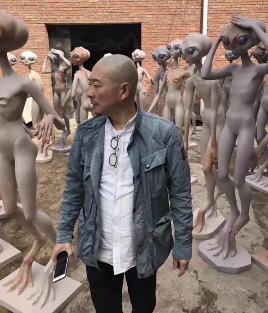 “移民的外星人”(Migrant Aliens)装置雕塑制作现场
