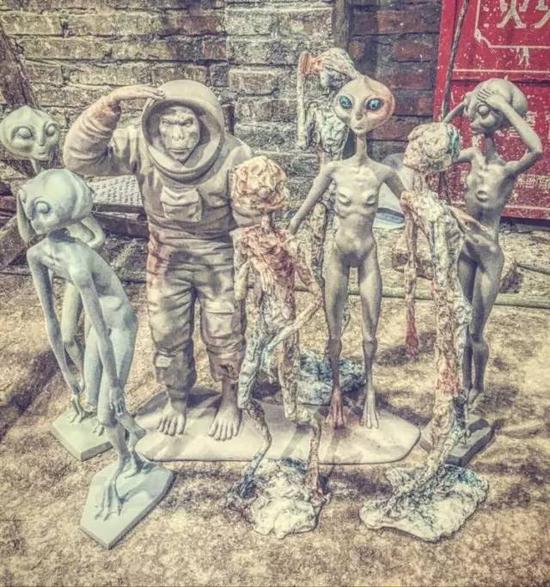 “移民的外星人”(Migrant Aliens)装置雕塑小样