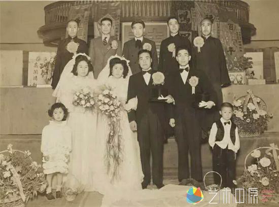 1948年刘铁华与妻子宁蕴芬女士于北平举行婚礼
徐悲鸿（后排居中者）担任主婚人