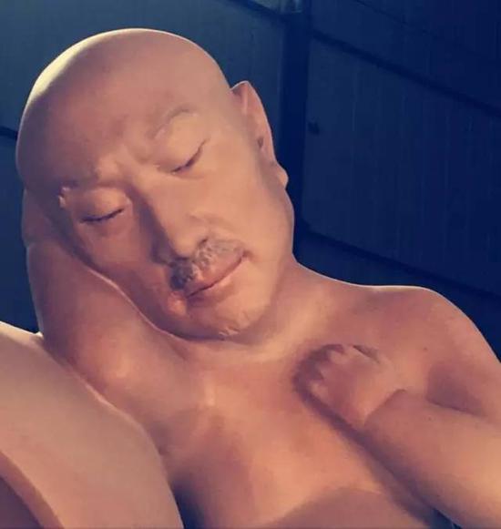 是达利，也可能是艺术家本人的似睡未眠的婴儿身躯雕塑