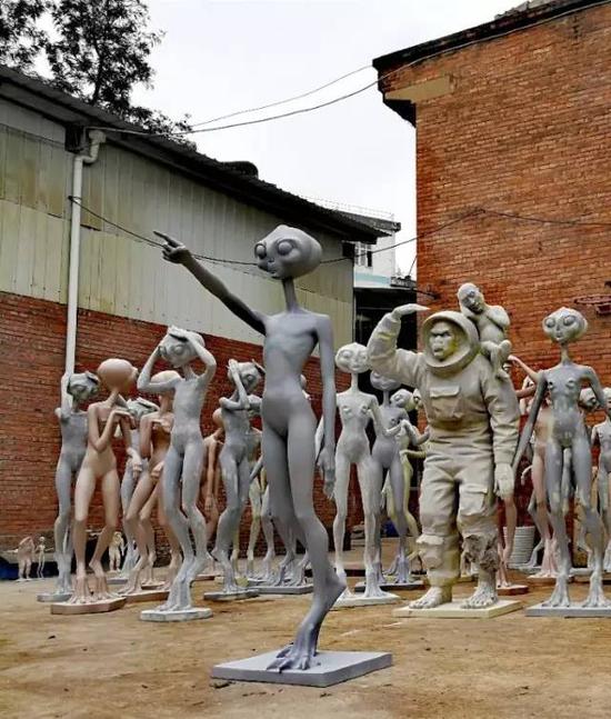 大型系列作品“移民的外星人”(Migrant Aliens)装置雕塑