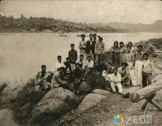 1938年马基光（前排左一）与河南籍同学摄于湖南沅陵