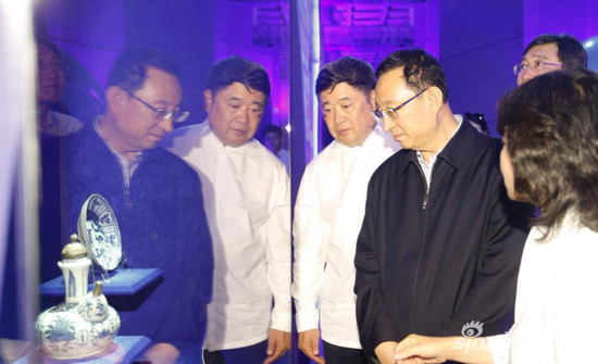 图为文化部部长雒树刚(中)与故宫博物院院长单霁翔(左)一同参观展览。