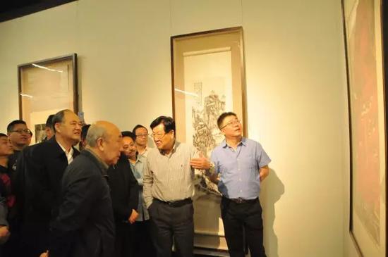 萧平老师在展览现场向嘉宾讲解.