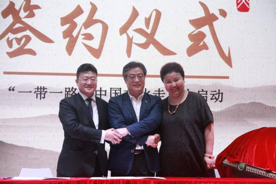 (左:中证南山并购投资基金总裁 朱剑锋
中:深圳广电集团副总编辑、深圳文交所分管领导于德江
右:中国华夏文化遗产基金会 专项基金负责人 德央)