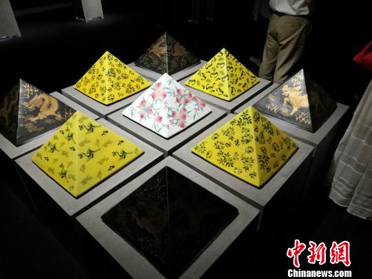 崔迪作品《轮回》。　郑小红 摄