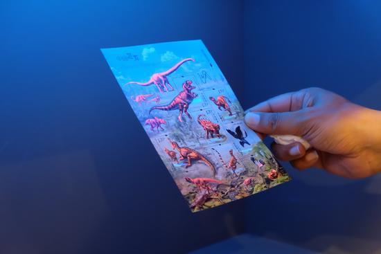 《中国恐龙》特种邮票在荧光灯照射下可显示恐龙骨架