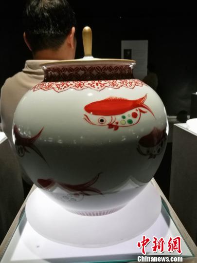 崔迪作品《红绿彩如意纹碧水红鱼宝珠罐》。　郑小红 摄