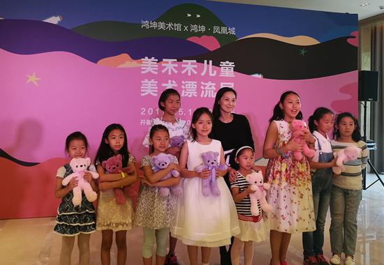 策展人小暇与获奖小艺术家们合影